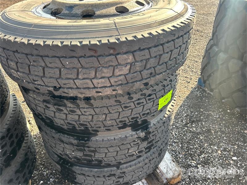 Quantity of (8) 11R22.5 Truck Tires Gume, kotači i naplatci