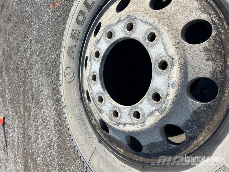 Quantity of (8) 11R22.5 Truck Tires Gume, kotači i naplatci