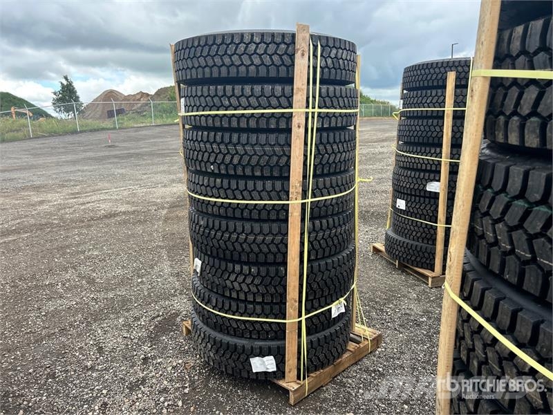 Quantity of (8) 11R22.5 Snow Traction Retread Tire Tyres, wheels and rims