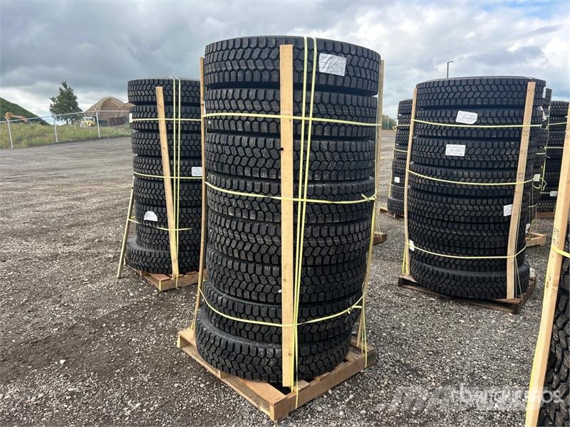 Quantity of (8) 11R22.5 Snow Traction Retread Tire Tyres, wheels and rims