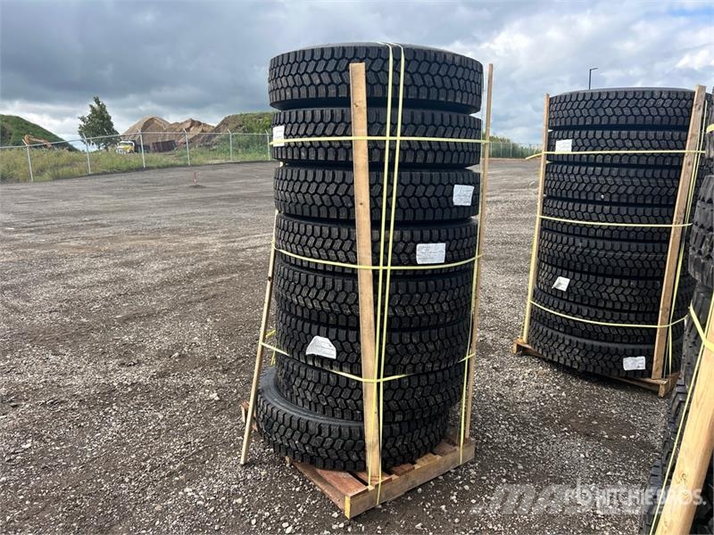  Quantity of (8) 11R22.5 Snow Traction Retread Tire Tyres, wheels and rims