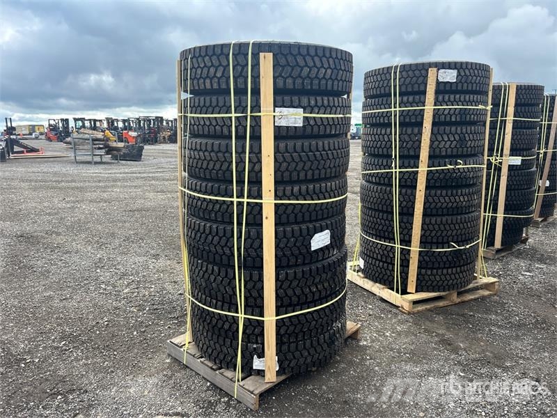  Quantity of (8) 11R22.5 Snow Traction Retread Tire Tyres, wheels and rims
