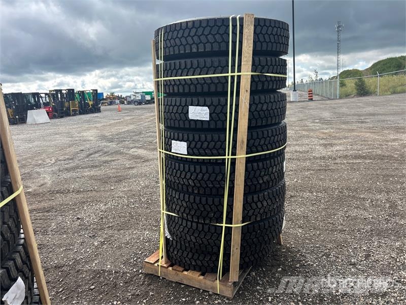  Quantity of (8) 11R22.5 Snow Traction Retread Tire Tyres, wheels and rims