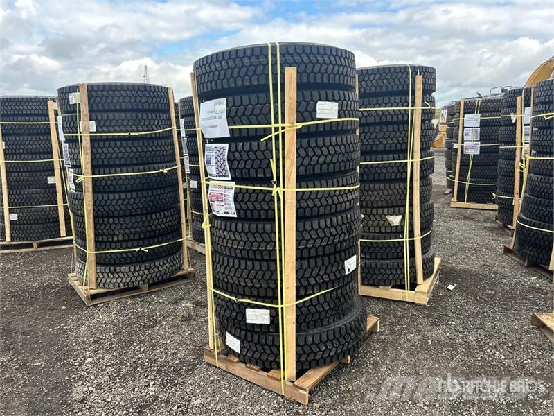  Quantity of (8) 11R22.5 Snow Traction Retread Tire Tyres, wheels and rims