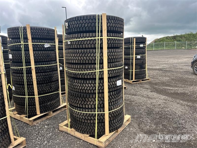 Quantity of (8) 11R22.5 Snow Traction Retread Tire Tyres, wheels and rims