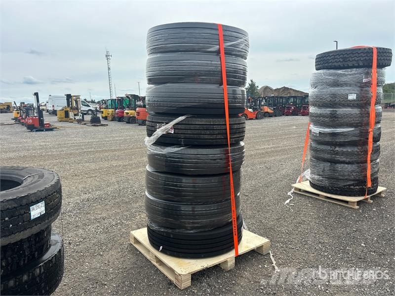 Quantity of (8) 11R22.5 Steer w/ Aluminum Rims Tir Banden, wielen en velgen