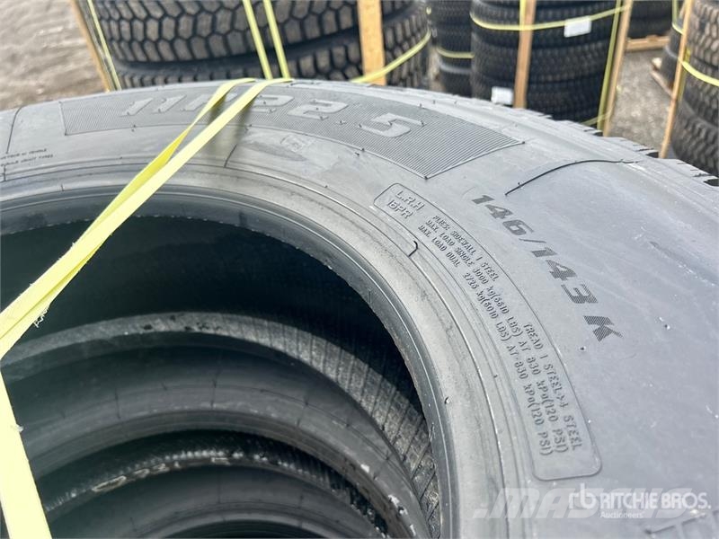  Quantity of (8) 11R22.5 Snow Traction Retread Tire Tyres, wheels and rims