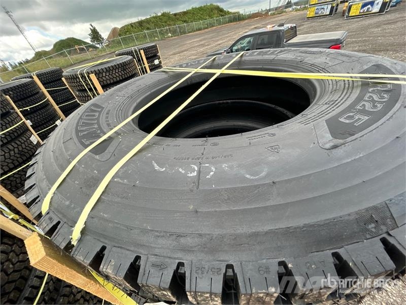 Quantity of (8) 11R22.5 Snow Traction Retread Tire Tyres, wheels and rims