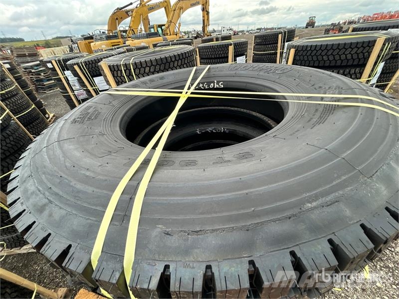  Quantity of (8) 11R22.5 Snow Traction Retread Tire Tyres, wheels and rims