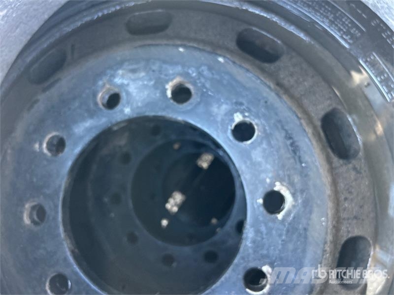 Quantity of (8) 11R22.5 Truck Tires Gume, kotači i naplatci
