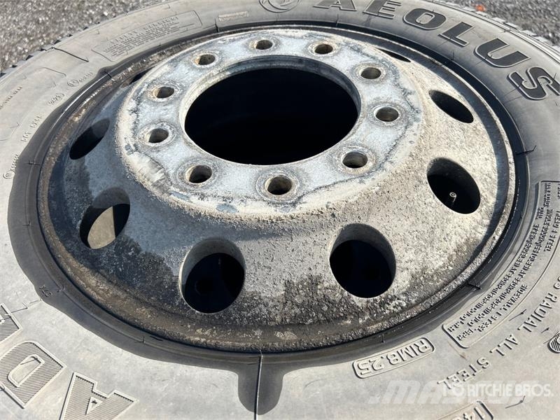 Quantity of (8) 11R22.5 Truck Tires Gume, kotači i naplatci