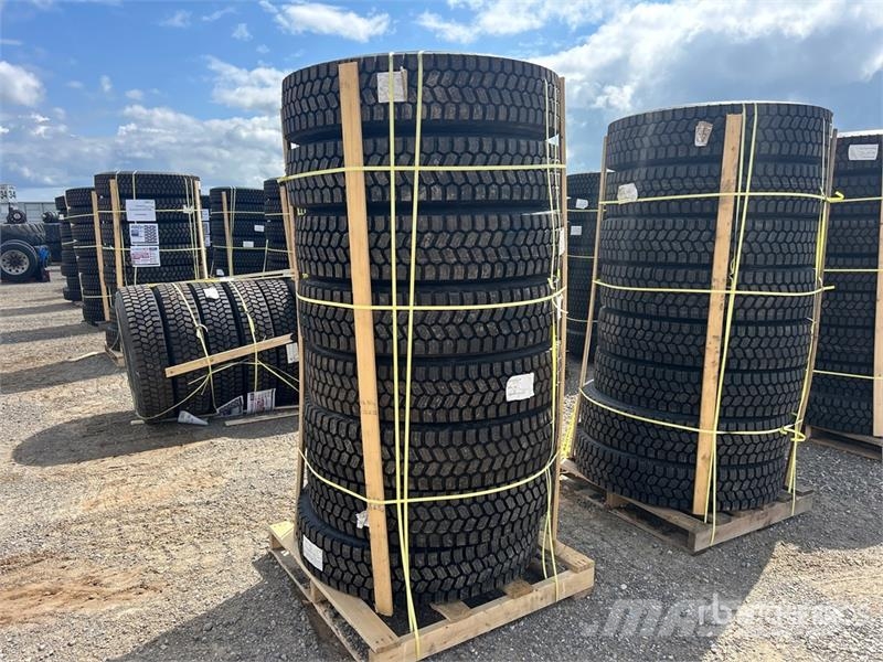  Quantity of (8) 11R22.5 Snow Traction Retread Tire الإطارات والعجلات والحافات
