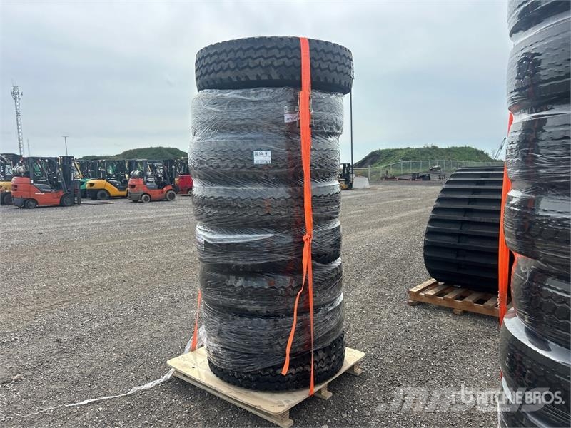 Quantity of (8) 11R22.5 All position Tires w/ Alum Banden, wielen en velgen