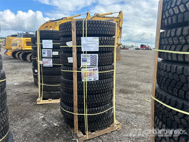  Quantity of (8) 11R22.5 Snow Traction Retread Tire Tyres, wheels and rims