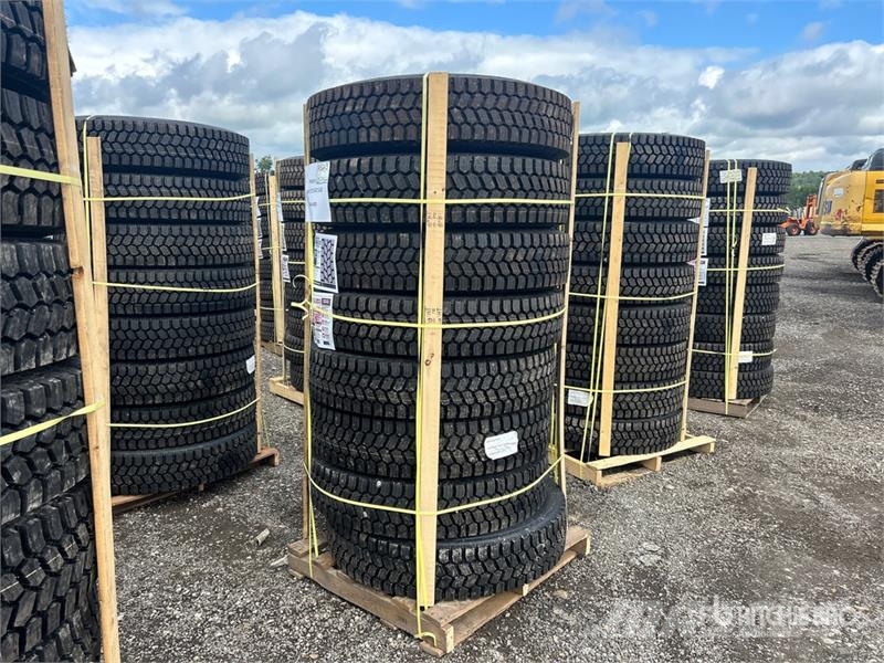  Quantity of (8) 11R22.5 Snow Traction Retread Tire Tyres, wheels and rims