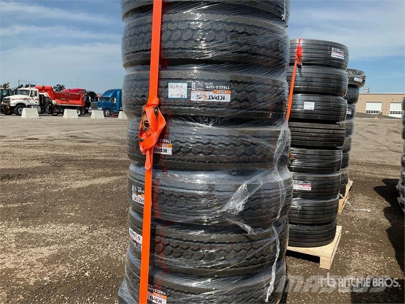 Quantity of (8) 11R22.5 Drive w/Aluminum Rims Tire Banden, wielen en velgen