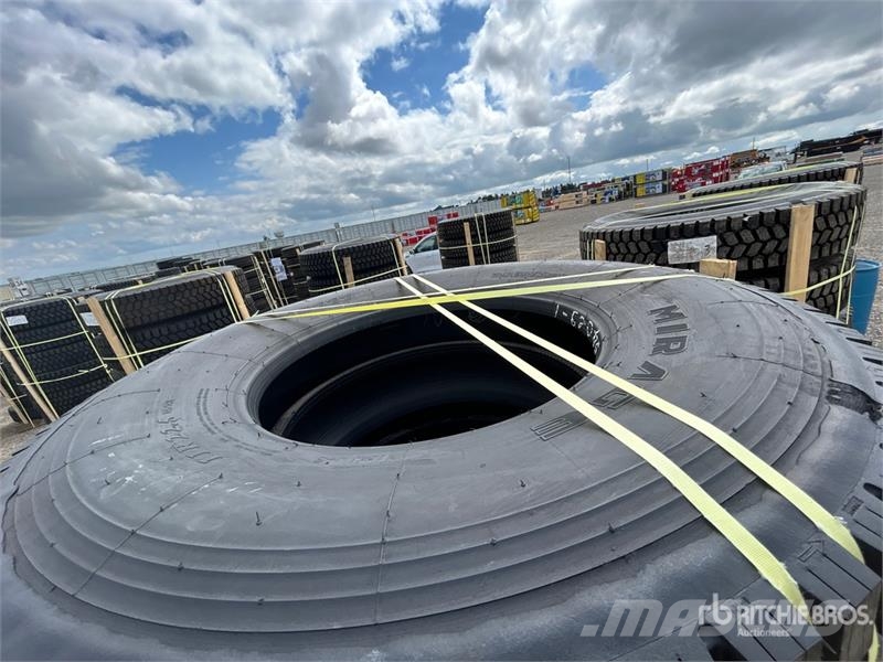Quantity of (8) 11R22.5 Snow Traction Retread Tire Tyres, wheels and rims