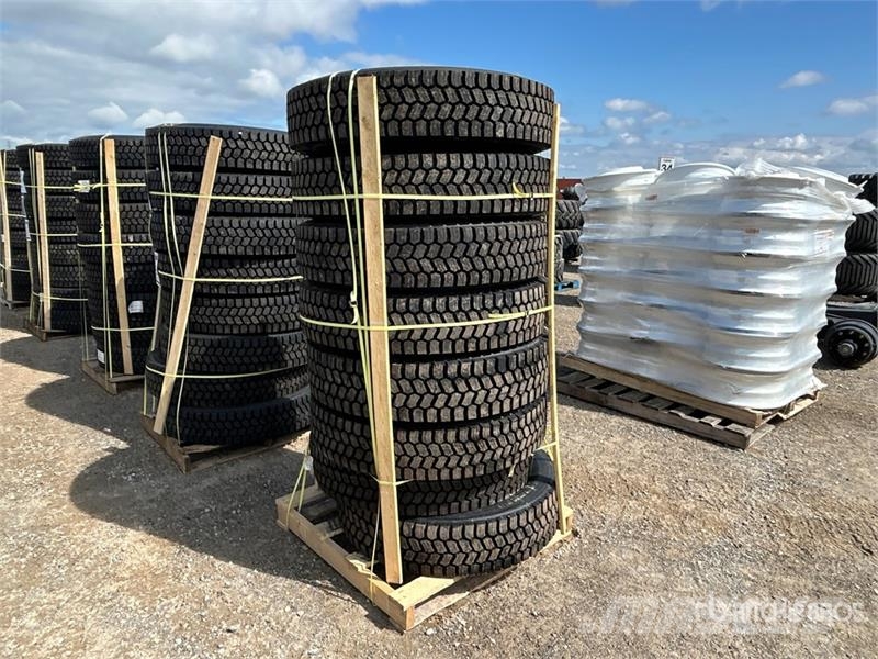 Quantity of (8) 11R22.5 Snow Traction Retread Tire Tyres, wheels and rims