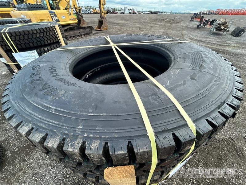  Quantity of (8) 11R22.5 Snow Traction Retread Tire Tyres, wheels and rims