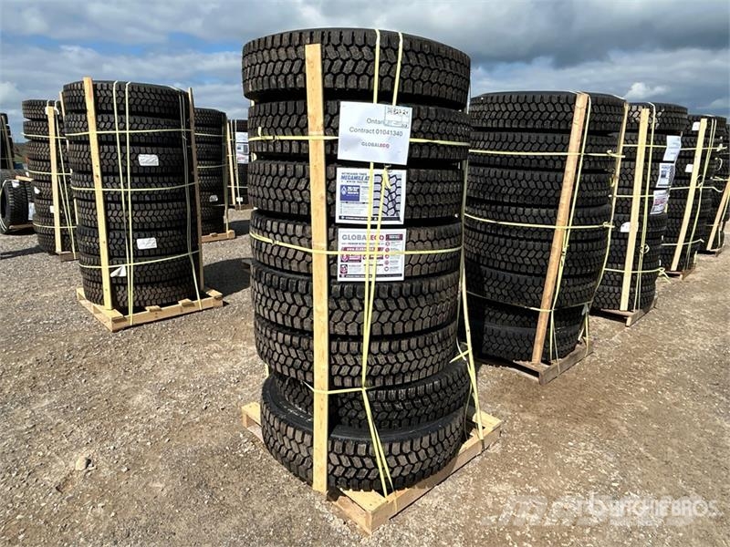 Quantity of (8) 11R22.5 Snow Traction Retread Tire Tyres, wheels and rims