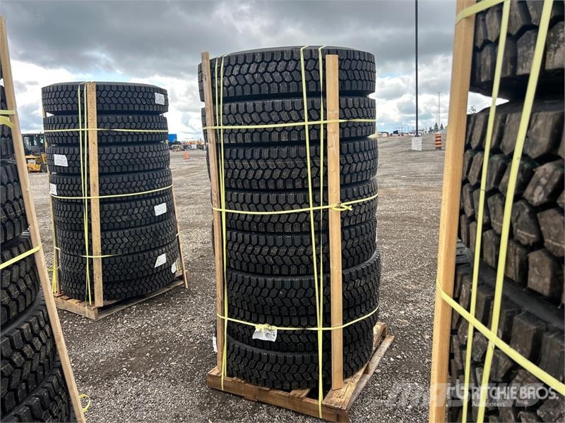  Quantity of (8) 11R22.5 Snow Traction Retread Tire Tyres, wheels and rims