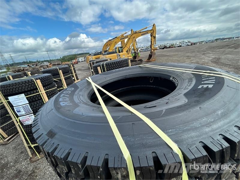  Quantity of (8) 11R22.5 Snow Traction Retread Tire Tyres, wheels and rims