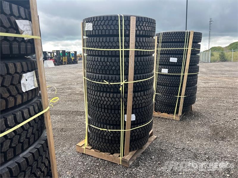  Quantity of (8) 11R22.5 Snow Traction Retread Tire Tyres, wheels and rims
