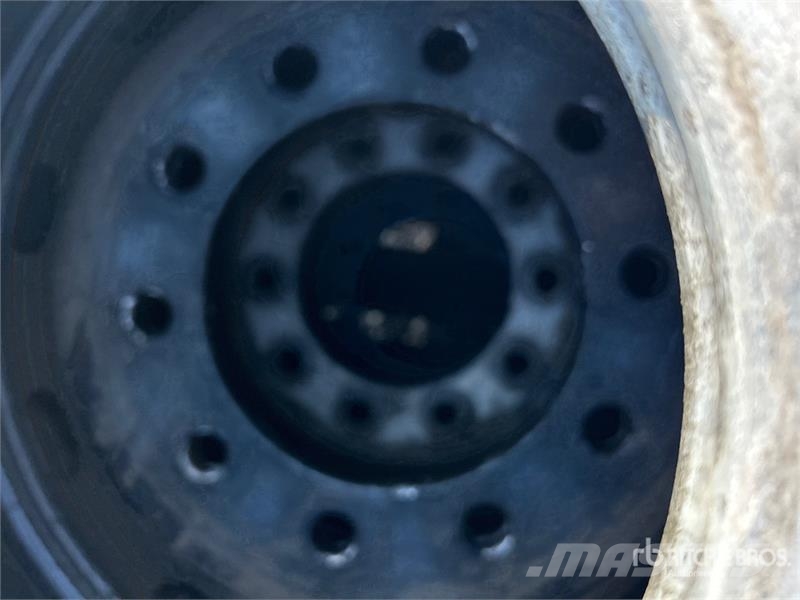 Quantity of (8) 11R22.5 Truck Tires Gume, kotači i naplatci