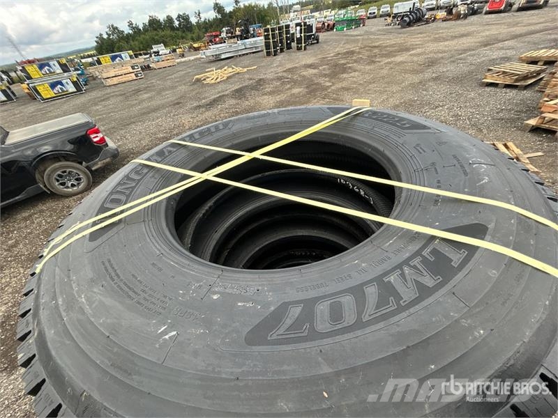 Quantity of (8) 11R22.5 Snow Traction Retread Tire Tyres, wheels and rims