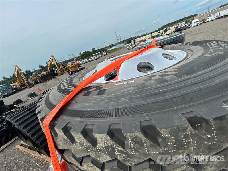 Quantity of (8) 11R22.5 All position Tires w/ Alum Banden, wielen en velgen