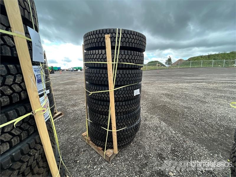  Quantity of (8) 11R22.5 Snow Traction Retread Tire Tyres, wheels and rims