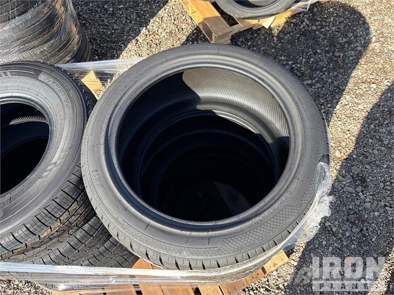Quantity of (8) 255-70R-15 and 255-45R-18 Tires (U Gume, točkovi i felne