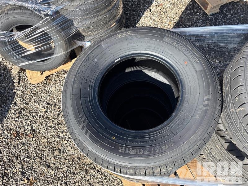 Quantity of (8) 255-70R-15 and 255-45R-18 Tires (U Gume, točkovi i felne