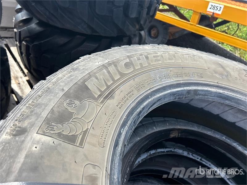 Quantity of (8) 275/80R22.5 Tires Tyres, wheels and rims