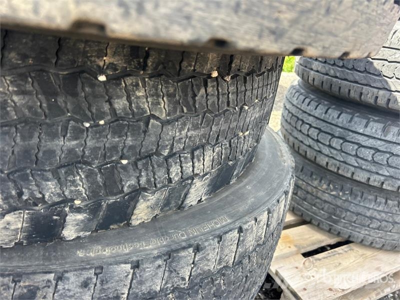 Quantity of (8) 275/80R22.5 Tires Tyres, wheels and rims