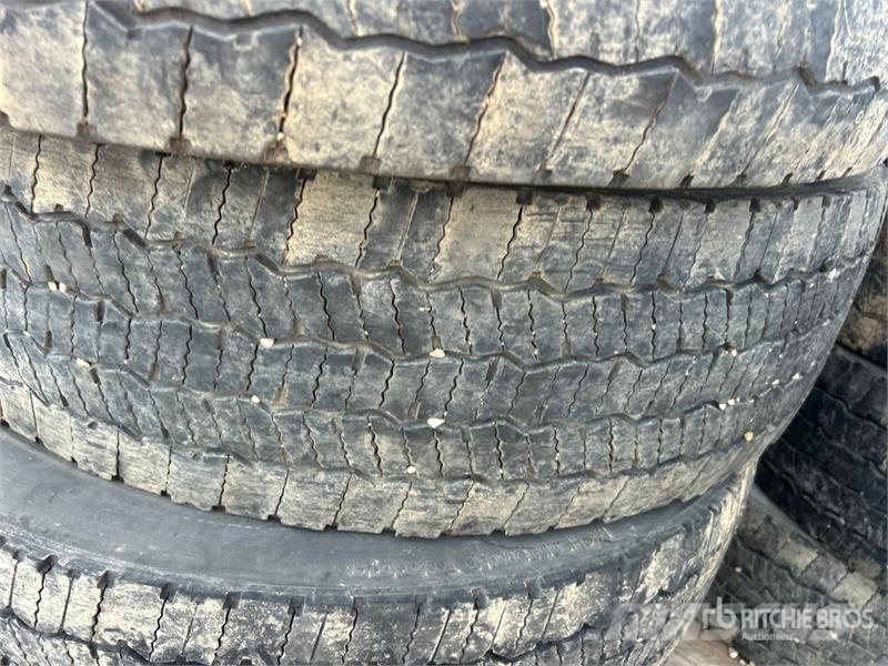 Quantity of (8) 275/80R22.5 Tires Tyres, wheels and rims