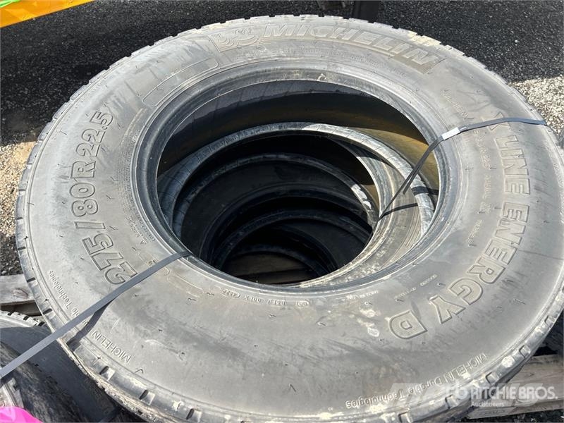 Quantity of (8) 275/80R22.5 Tires Tyres, wheels and rims