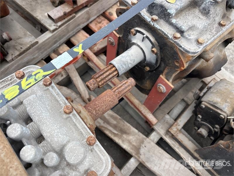Quantity of (8) Assorted Transfer Case (Inoperable Andre komponenter
