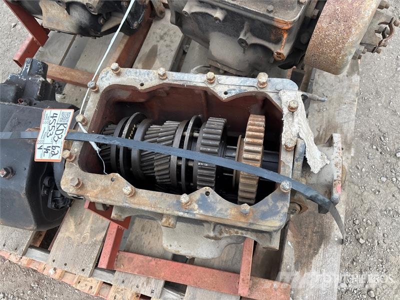 Quantity of (8) Assorted Transfer Case (Inoperable Andre komponenter