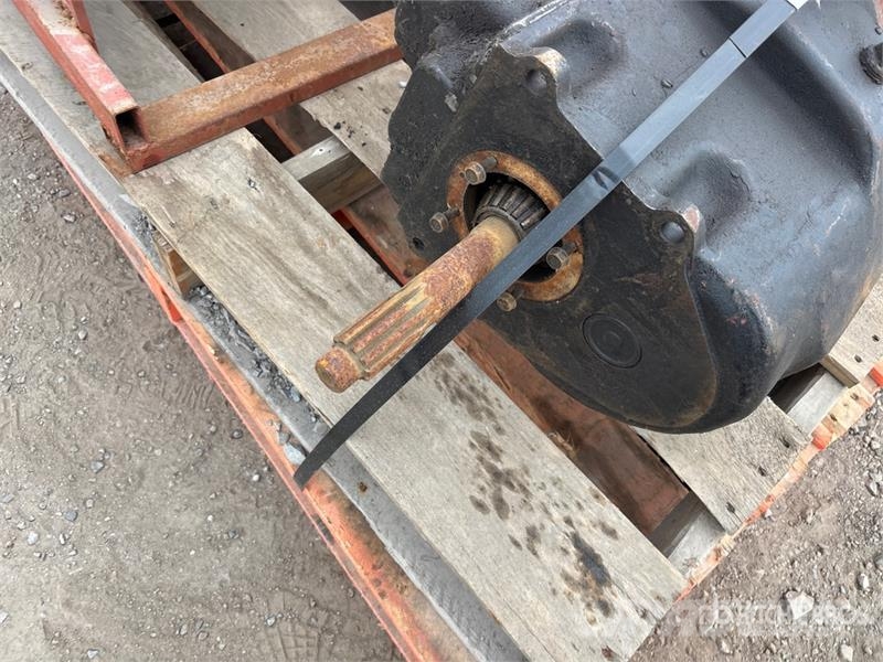 Quantity of (8) Assorted Transfer Case (Inoperable Andre komponenter