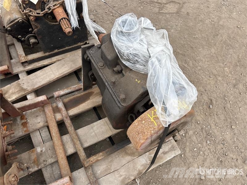 Quantity of (8) Assorted Transfer Case (Inoperable Andre komponenter