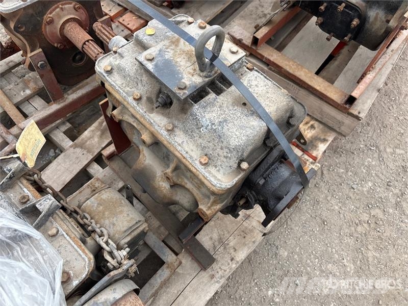 Quantity of (8) Assorted Transfer Case (Inoperable Andre komponenter