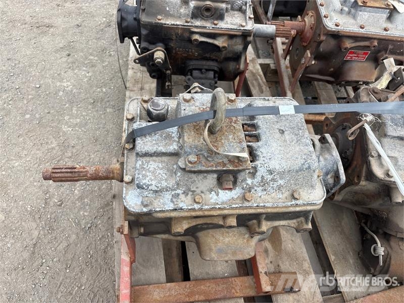 Quantity of (8) Assorted Transfer Case (Inoperable Andre komponenter