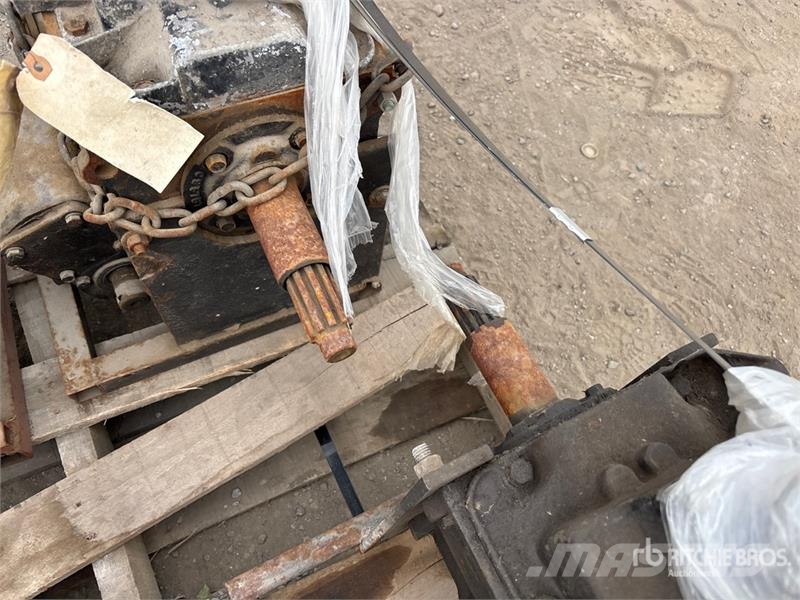 Quantity of (8) Assorted Transfer Case (Inoperable Andre komponenter