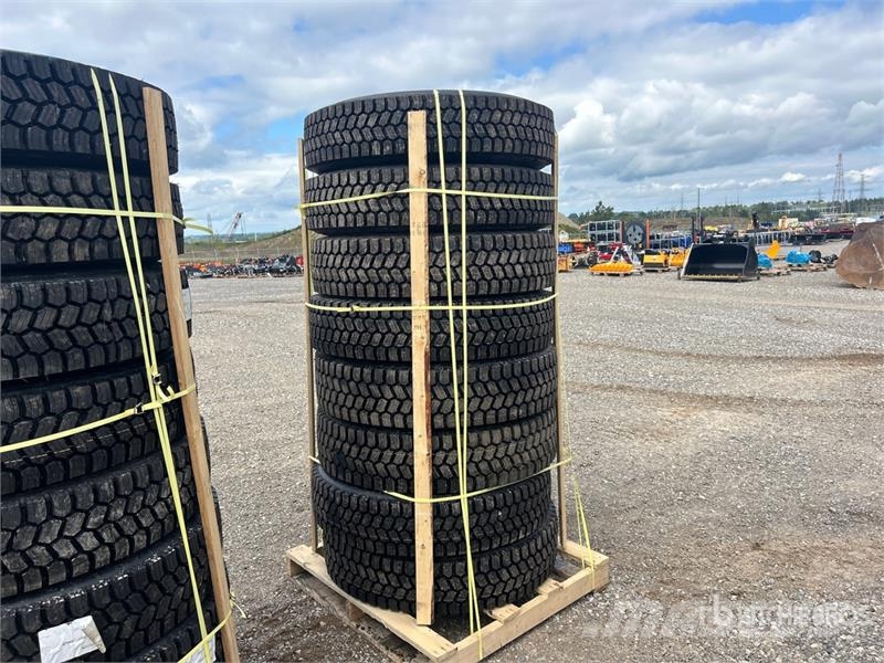 Quantity of (8) Snow Traction Retread 11R22.5 Tire Pneumatici, ruote e cerchioni
