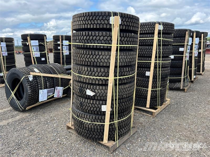 Quantity of (8) Snow Traction Retread 11R22.5 Tire Tyres, wheels and rims