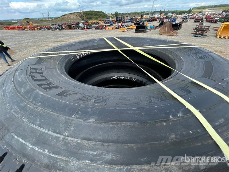 Quantity of (8) Snow Traction Retread 11R22.5 Tire Pneumatici, ruote e cerchioni