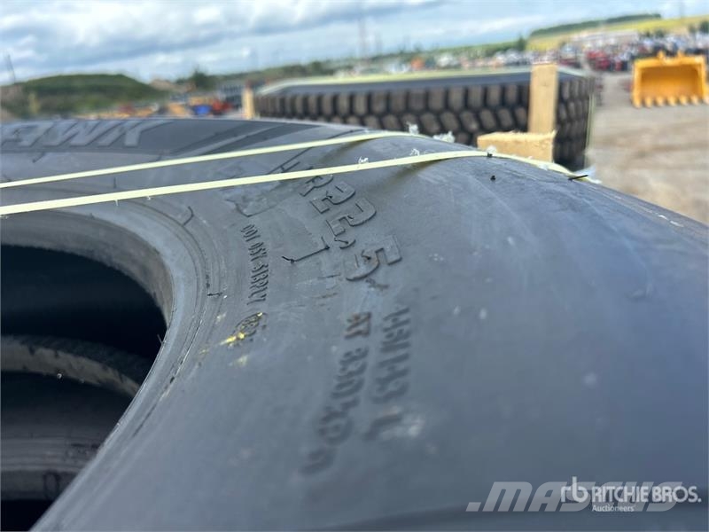  Quantity of (8) Snow Traction Retread 11R22.5 Tire الإطارات والعجلات والحافات
