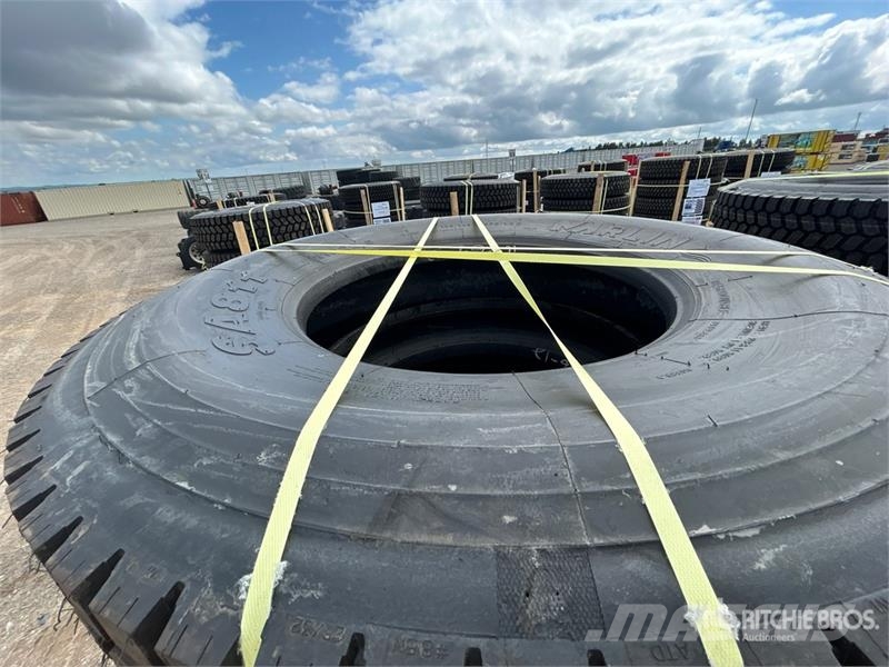  Quantity of (8) Snow Traction Retread 11R22.5 Tire Tyres, wheels and rims