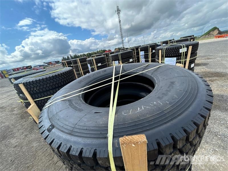 Quantity of (8) Snow Traction Retread 11R22.5 Tire Tyres, wheels and rims